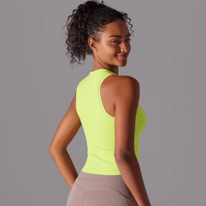 Détail du débardeur de sport jaune néon à col rond et coupe ajustée extensible