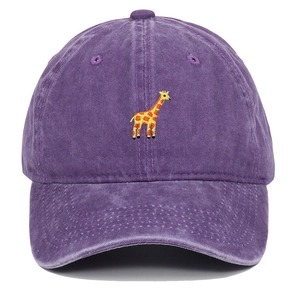 Detailaufnahme der lila gewaschenen Baumwollkappe mit Giraffen-Stickerei
