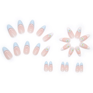 Ongles à coller French tip bleu clair et blanc avec de jolis motifs de fleurs.