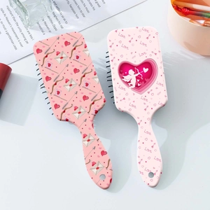Spazzole per capelli con cuori e motivi a fumetti in un ambiente romantico