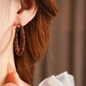 Gros plan sur les boucles d'oreilles créoles floquées à motif léopard vintage