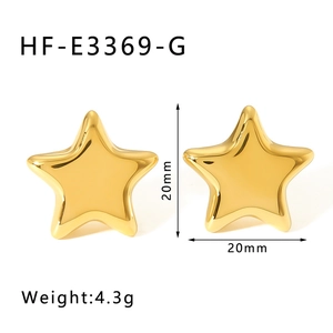Detailed view of 20mm gold star earrings with weight and size specifications