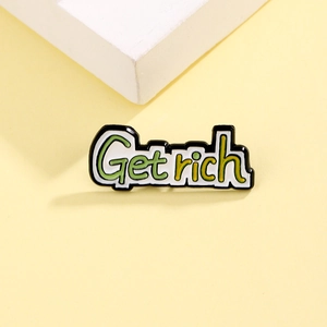 Kreative Get Rich Emaille-Brosche mit grüner Schrift auf minimalem gelbem Hintergrund