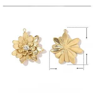 Two-sided 3D daisy flower pendant in gold stainless steel with a sparkling rhinestone center