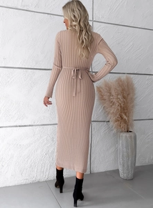 Vue arrière d'une robe mi-longue en tricot kaki à manches longues avec texture côtelée
