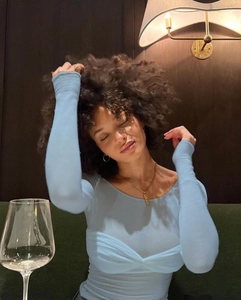 Détail d'un haut moulant bleu clair à manches longues et décolleté rond sur un mannequin