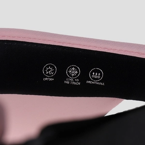 Dettaglio del tessuto traspirante rosa con protezione solare UPF50+ e sensazione di fresco