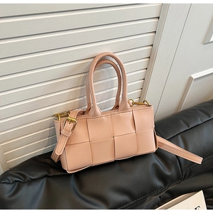 Borsa a mano intrecciata rosa con manico e tracolla su base in pelle nera di classe