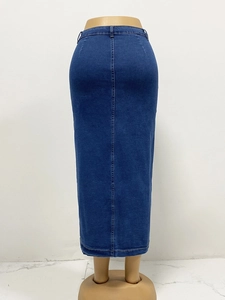 Vue arrière d'une jupe longue en jean bleu foncé à taille haute avec fente droite élégante