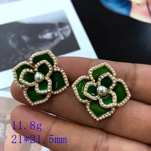 Détails de boucles d'oreilles vintage en émail vert avec perles blanches et plaqué or