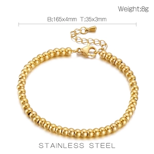 Dettaglio del bracciale con perline in acciaio inossidabile placcato oro 18k con chiusura