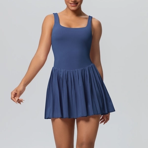 Détail de la robe de tennis bleu roi avec dos nageur et jupe plissée élégante