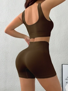 Set sportivo a costine senza cuciture color cioccolato con top racerback e shorts