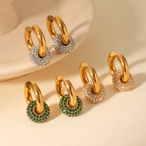 Dettaglio di orecchini a cerchio placcati oro 18K con pendenti in zircone lucido
