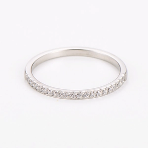 Vista macro del anillo de plata minimalista con engaste de circonitas en semicírculo