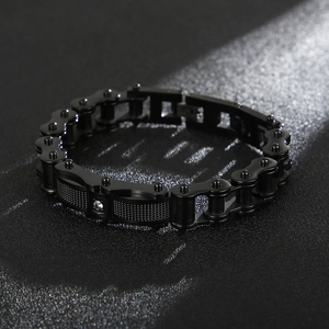 Dettaglio macro del bracciale a catena da moto in acciaio inossidabile nero con cristallo
