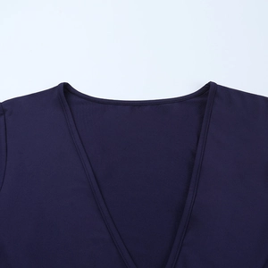 Détail de la couture d'un col en V profond sur une robe body bleu marine à manches