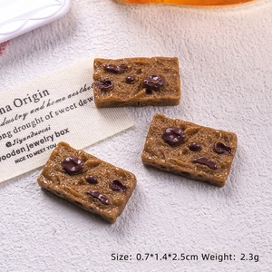 Détail macro de breloques en résine brownie au chocolat miniature, taille 0,7x1,4x2,5cm