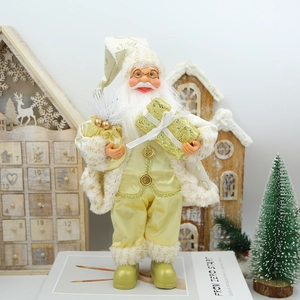 Détail du Père Noël décoratif en soie crème avec coffret cadeau doré et finitions blanches