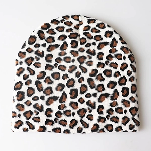 Nahaufnahme des Leopardenmusters auf der Strickmütze zeigt weiche Wollstruktur