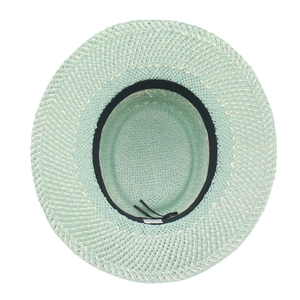 Détail d'un chapeau de paille vert menthe montrant la doublure et le ruban