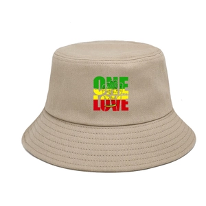 Détail du chapeau bob kaki avec broderie One Love et motifs aux couleurs du reggae