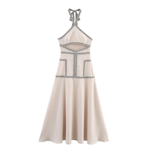 Abito lungo beige stile boho con allacciatura al collo, ricami e ritagli in vita