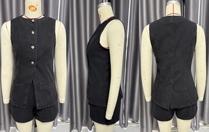 Vista da tre angolazioni di un set gilet in denim nero senza maniche e pantaloncini a vita alta
