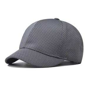 Detalle del tejido de malla gris transpirable y la visera corta de esta gorra de béisbol