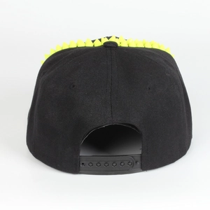 Μαύρο καπέλο snapback με κίτρινα καρφιά και ρυθμιζόμενο λουράκι στο πίσω μέρος