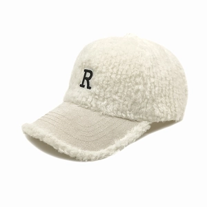 Détail de la casquette de baseball en polaire crème avec broderie R et bordure effilochée
