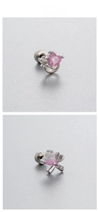 Vue détaillée de clous d'oreilles cœur en zircon rose avec fermoirs à vis en acier