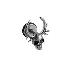 Clou d'oreille punk en acier inoxydable avec crâne à cornes sur fond blanc pur