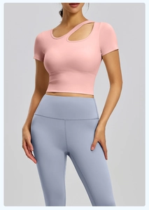 Dettaglio completo yoga con top rosa traforato e leggings blu a vita alta