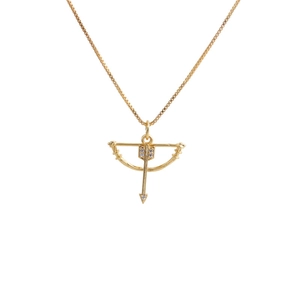Goldene Halskette mit Pfeil und Bogen Anhänger und Zirkonia auf einer feinen Goldkette