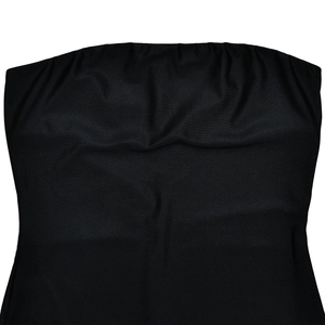 Detailaufnahme eines schwarzen schulterfreien Abendkleids mit elastischem Schlitz-Design