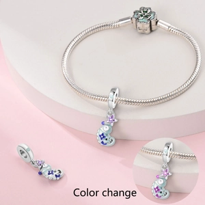 Détail du bracelet chaîne serpent en argent avec breloque caméléon changeant de couleur