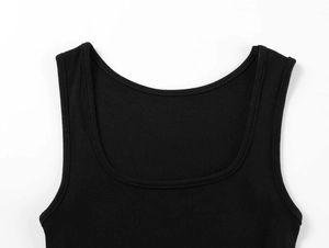 Detaillierte Nahaufnahme des U-Ausschnitts an einem schwarzen Rippstrick-Tanktop