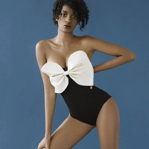 Détail d'un maillot de bain bustier noir élégant avec un grand nœud papillon blanc