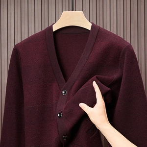 Nahaufnahme der weinroten V-Ausschnitt Strickjacke mit feiner Rautenstruktur und Elastizität