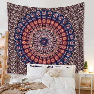 Détail d'une tapisserie mandala bohème accrochée au mur d'une chambre pour la décoration