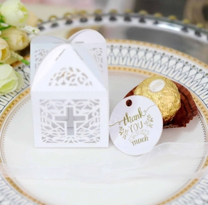 Detail van wit lasergesneden geschenkdoosje met kruismotief en bedanklabel