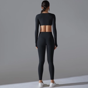 Rückansicht des Yoga-Sets mit kurzem Langarm-Top und High-Waist-Leggings aus Stretchstoff
