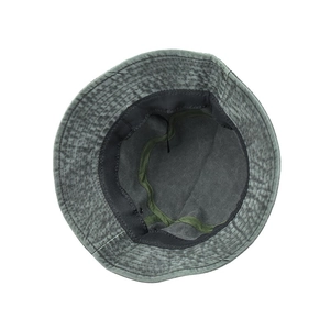 Dettaglio delle cuciture interne e della trama vintage grigia del cappello da pescatore