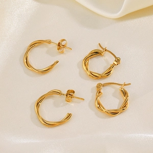 Set di orecchini a cerchio ritorti a forma di C in acciaio inossidabile placcato oro 18k
