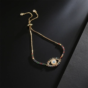 Détail d'un bracelet œil protecteur ajustable plaqué or 18 carats avec zircons colorés
