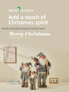 Trois poupées de Père Noël nordiques en tricot gris avec bâtons de ski en bois pour Noël