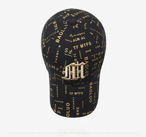 Vue de dessus de la casquette de baseball avec imprimé doré et logo brodé en relief
