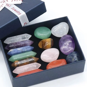 Coffret cadeau de cristaux naturels avec piliers hexagonaux et pierres de cœur variés
