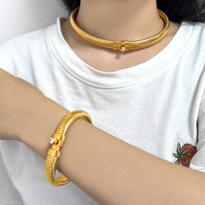 Parure de Bijoux Tubogas en Acier Inoxydable Plaqué Or Collier Ras du Cou Serpent et Bracelet Jonc Avec Strass pour Femme